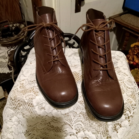 Liz Claiborne Flex "Leda" Lace Up Leather Ankle Boots - Picture 2 of 7